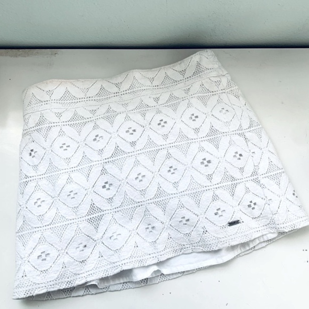 Hollister white lace mini skirt lined medium